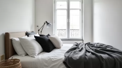 Biało czarna sypialnia jakie dodatki