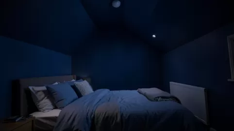 Granatowy sufit w sypialni