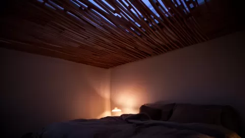 Lamele na suficie w sypialni